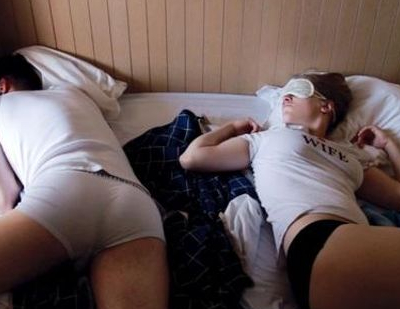 Männer zeigen Filme und Frauen ihre Brüste